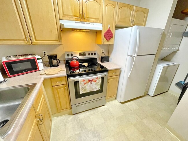 Building Photo - Southpointe - Furnished 2 Bed / 1 Bath Ground Floor Unit w/fenced in yard