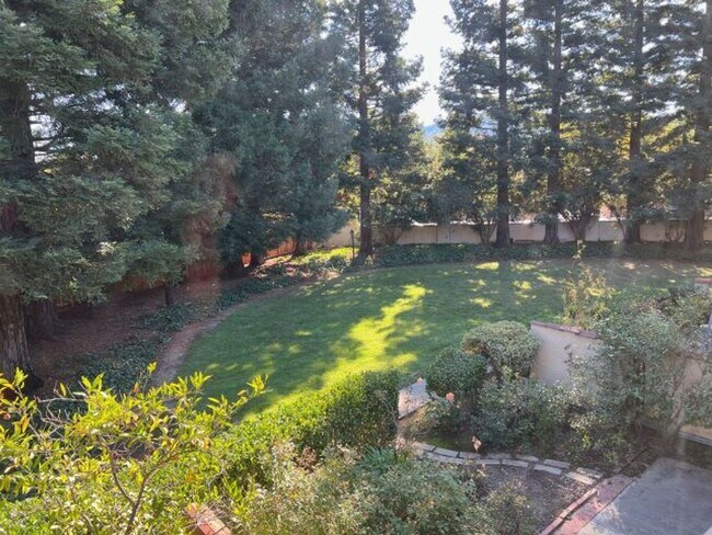 Building Photo - Spacious Los Gatos town home with two car garage.