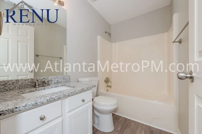 Building Photo - Now Available! 3 bedroom 3 bath!