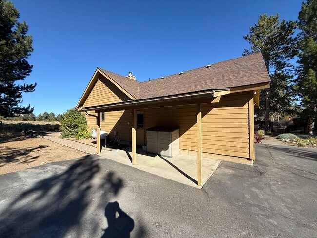 Building Photo - County Setting in NW Bend - 3 Bedroom / 2 ...