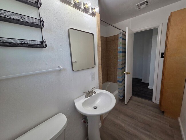 Building Photo - 3 or 4 Bedroom Home For Rent with New Refrigerated Air