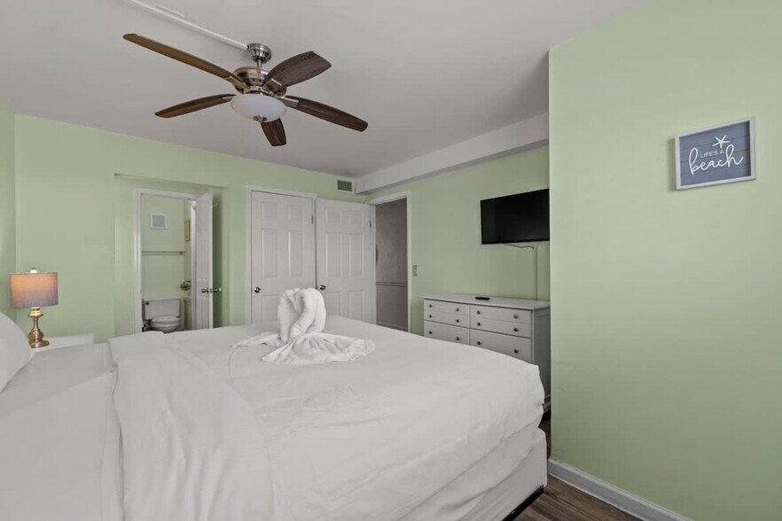 Building Photo - 8743 Thomas Dr