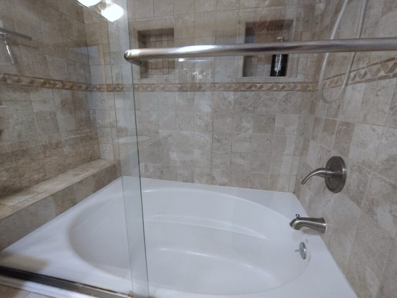 Tub/shower - 121 S Hope St
