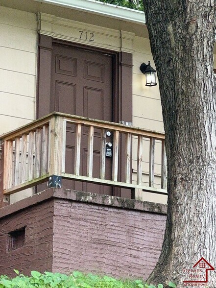 Building Photo - 712 Bronson St