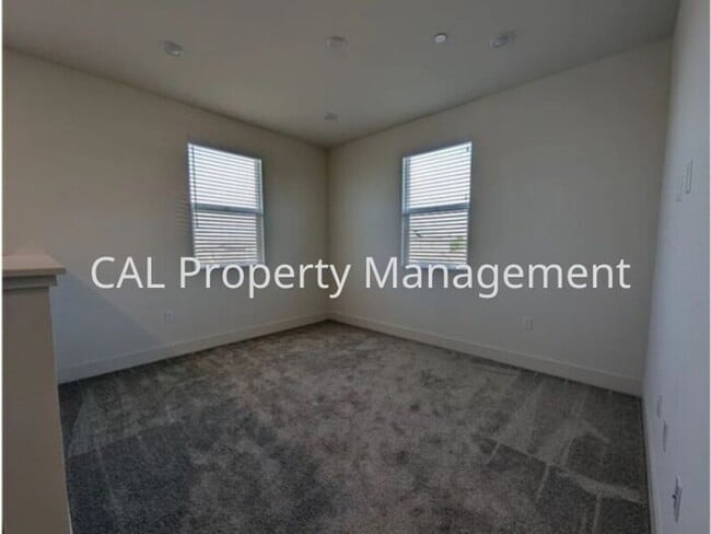 Building Photo - Beautiful 5 Bedroom Home in Hollister