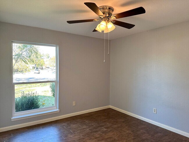 Building Photo - Lake Front 4 Bedroom / 2 Bath