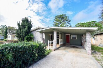 Building Photo - Charming 3-Bedroom Home with Huge Fenced Y...