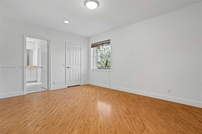 Building Photo - 926 Marina Dr