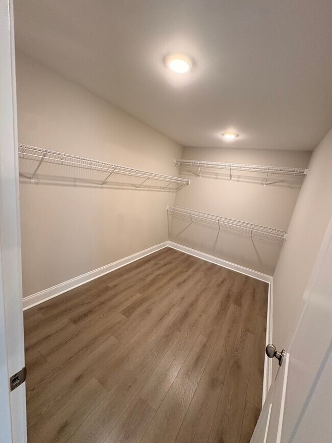 Building Photo - 108 Alva Ct