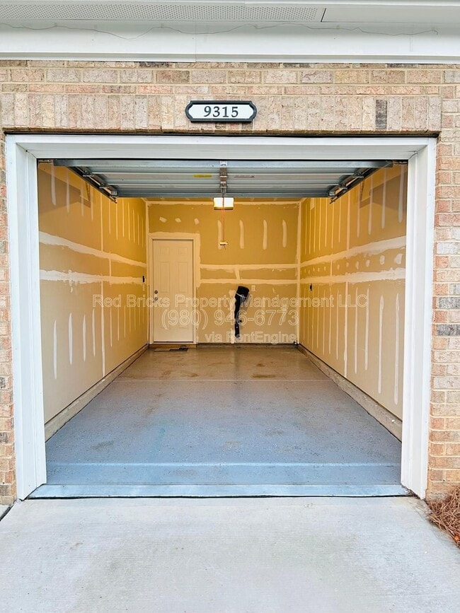 Building Photo - 9315 Grand Valley Dr