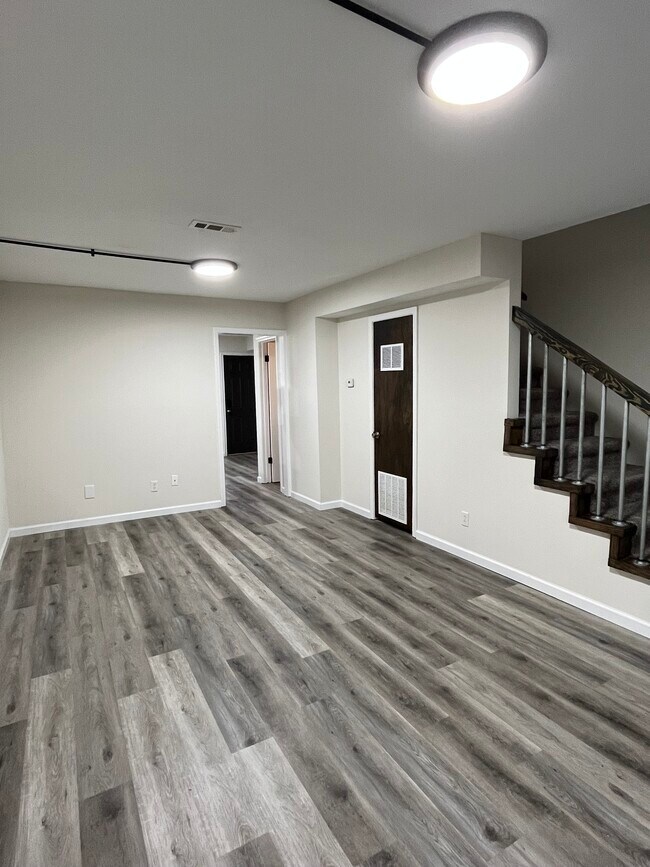 Building Photo - 1220 Apple Glen St