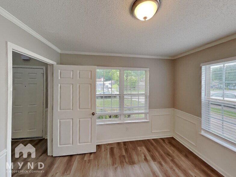 Building Photo - 219 Chattaroy Dr