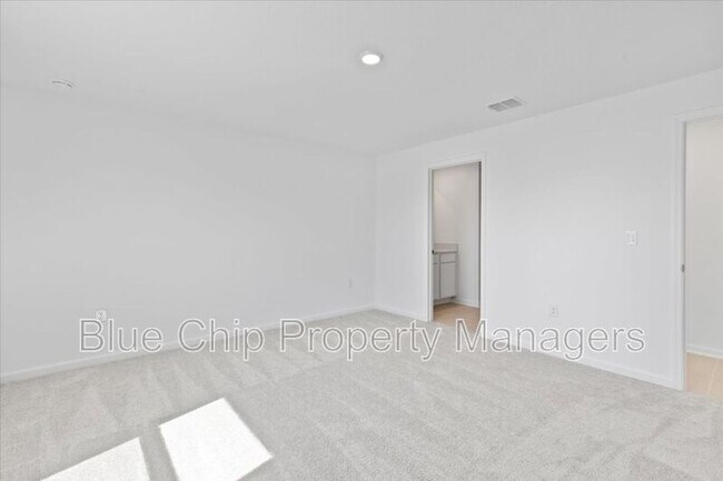 Building Photo - 5131 Magnolia Palm Dr