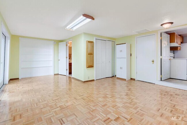 Building Photo - 408 E Greenhurst Rd