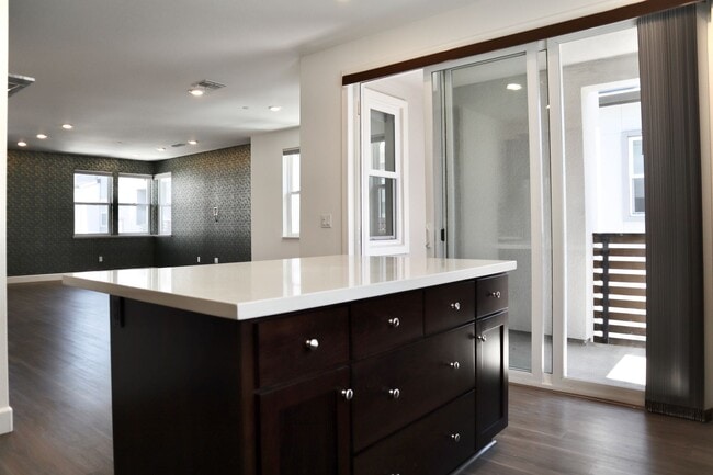 Building Photo - Gorgeous 3-story Townhome Available for Rent! Cherry-Guardino Neighborhood