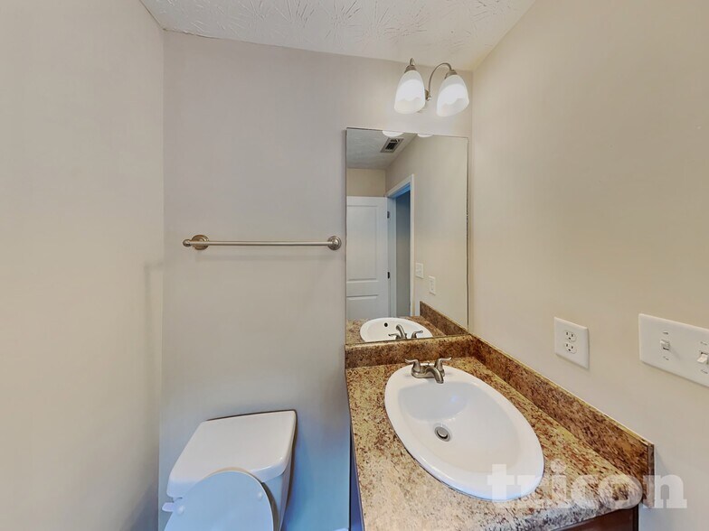 Building Photo - 1024 Weatherwood Pl NE