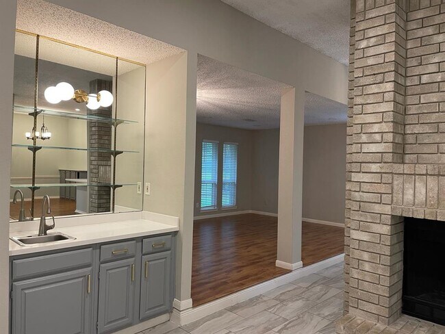 Building Photo - 2215 Mill Creek Dr