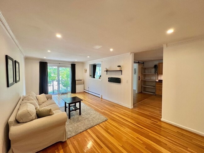 Building Photo - 95 Maple St