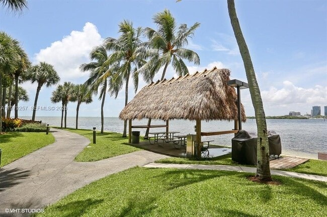 Building Photo - 3 Grove Isle Dr