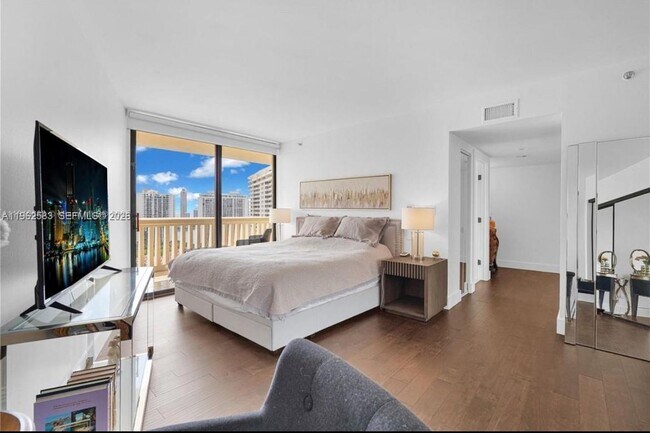 Building Photo - 1000 W Island Blvd