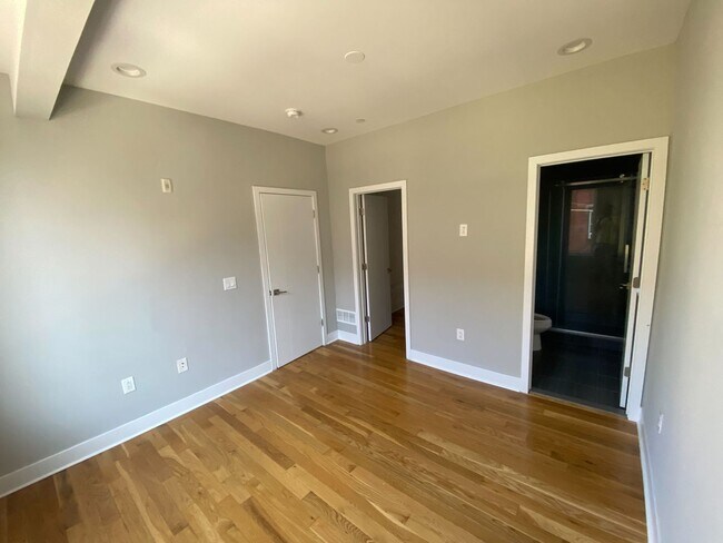 Building Photo - 1642 Cambridge St