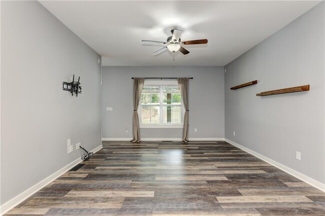 Building Photo - 623 Sweetwater Creek Dr