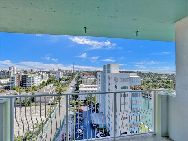 Building Photo - 10350 W Bay Harbor Dr