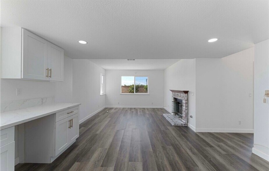 Building Photo - 44857 Landau Ave