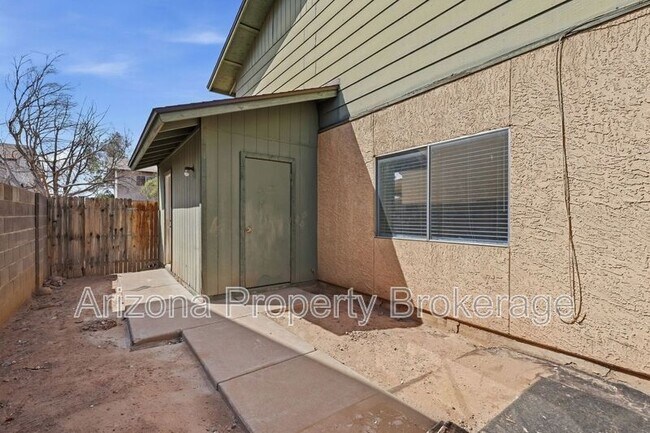 Building Photo - 245 E Vine Cir