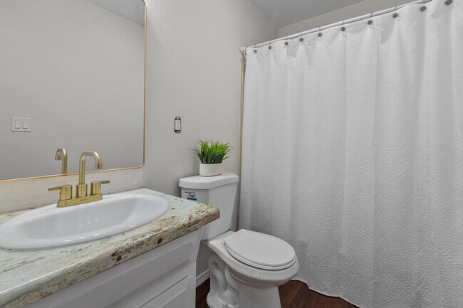 Building Photo - 1140 Manor Dr