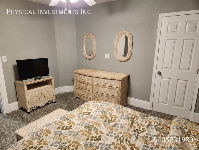 Building Photo - 1 17th St SE