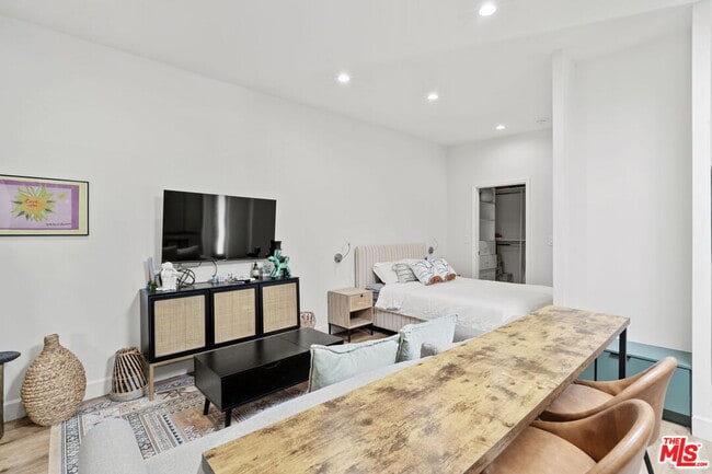 Building Photo - 11038 Blix St