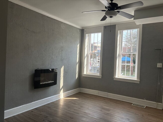 Building Photo - 2-3 Bedroom 1 Bath House-York City SD