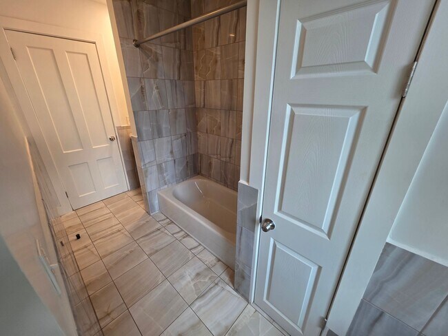 Building Photo - Newly Renovated 2 Bedroom Apartment - Poug...