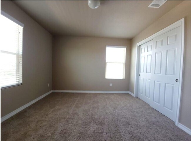 Building Photo - 213 Mary Max Cir