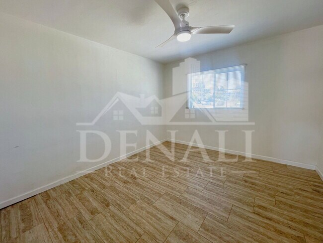 Building Photo - 2401 E Meadowbrook Ave