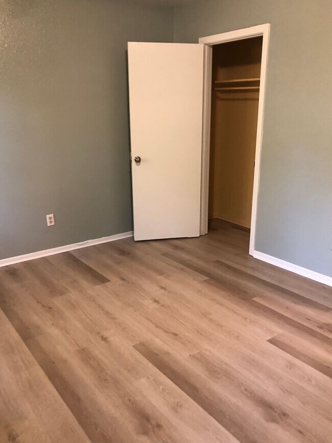 Building Photo - Very nice 3 bedroom/1 bath house with Central Air & Heat