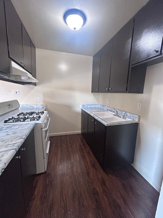 Building Photo - Downstairs Apartment Available in Visalia Now!