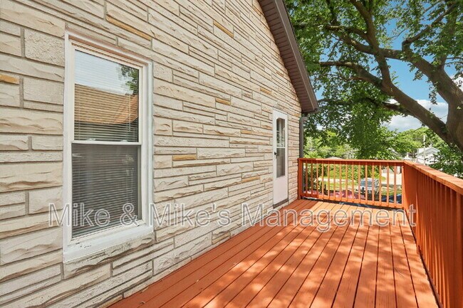 Building Photo - 506 E Linus St