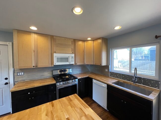 Building Photo - 144 Monterey Dr