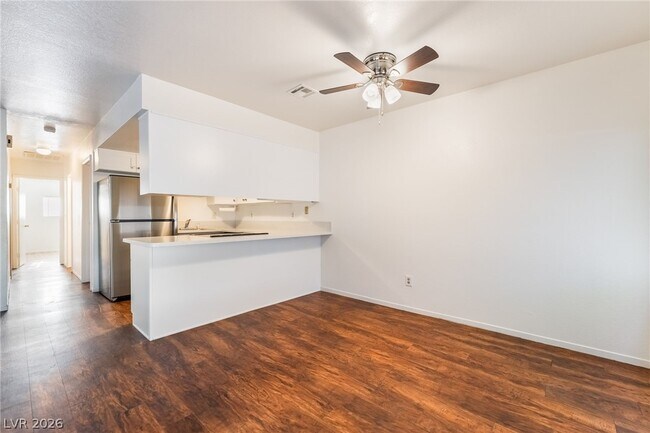 Building Photo - 1611 E Harmon Ave