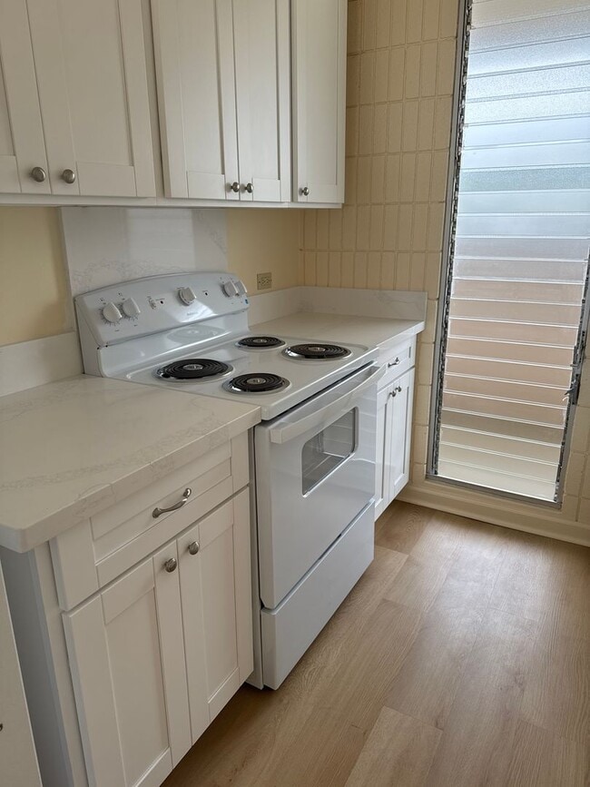 Building Photo - Two bedroom Kahala Towers