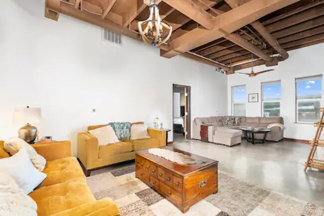 Building Photo - Loft