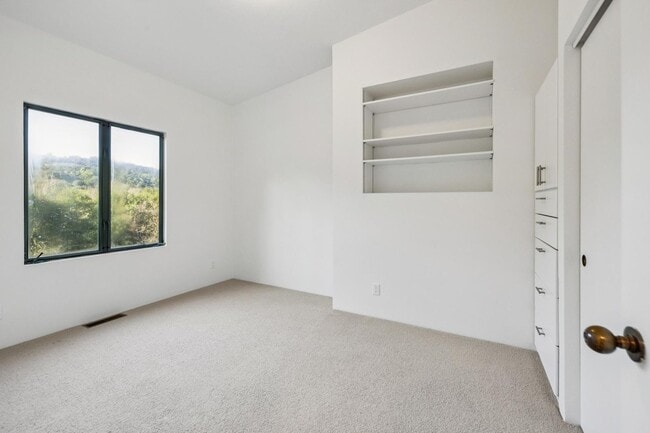 Building Photo - Charming 4BR Home Available in Private Portola Valley Cul de Sac