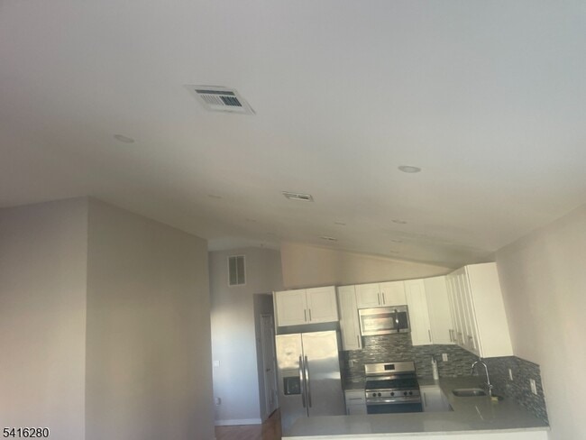 Building Photo - 10 Shaw Ave