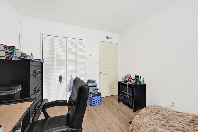 Building Photo - 24035 Rockin 7 Dr