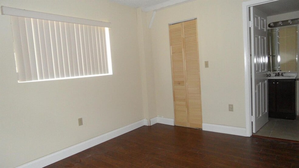 Building Photo - 351 Palm Way