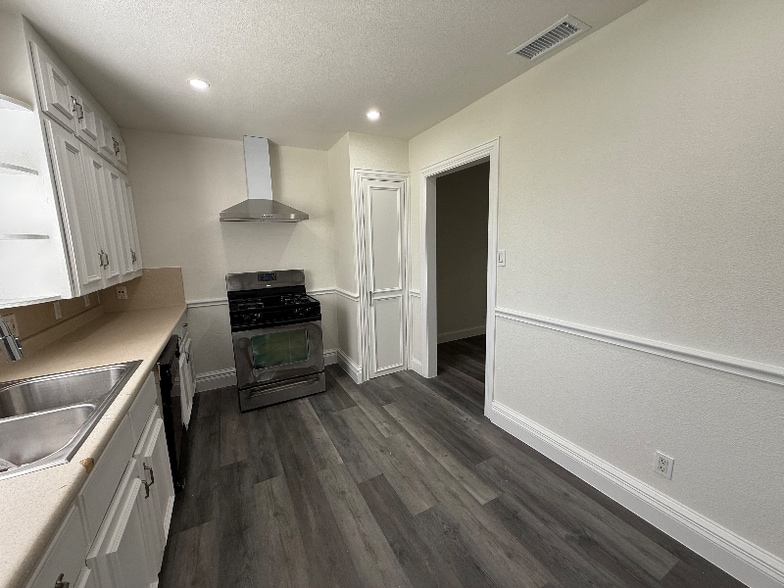 Building Photo - 116 W Park Row Dr