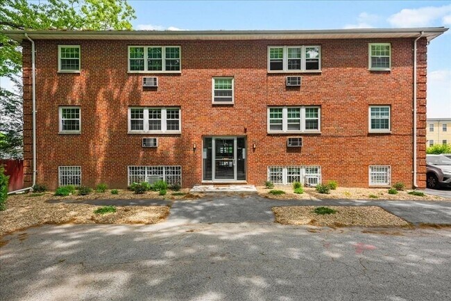 Building Photo - 11 Schubert St