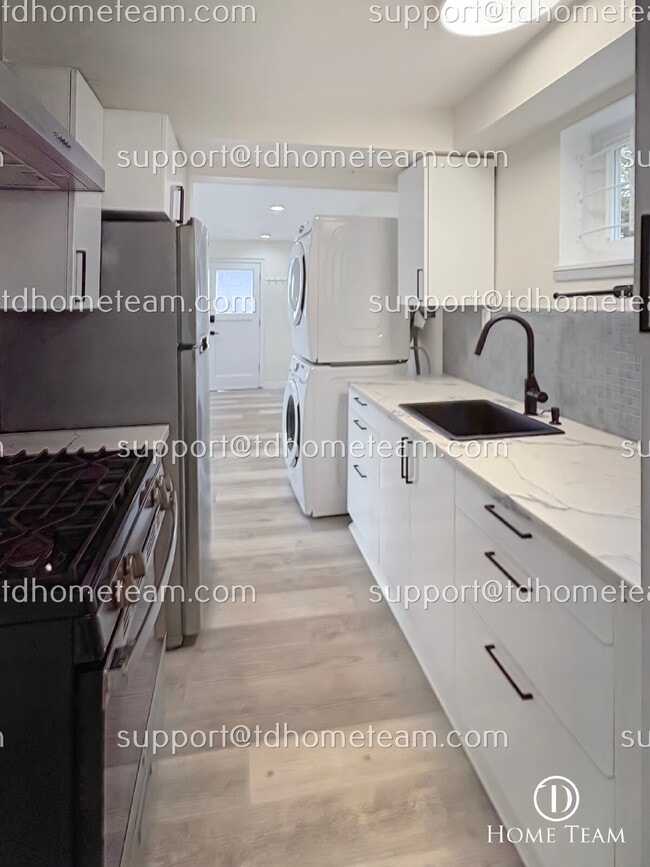 Building Photo - Bottom Unit Duplex with Private Patio and ...